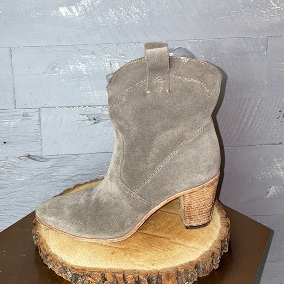 Alberto Fermani pull on suede ankle boots - Picture 7 of 8